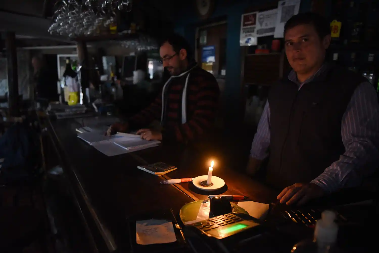 A la vieja usanza: las cuentas en los bares se hicieron a luz de vela. LAGACETA / Foto de Analía Jaramillo