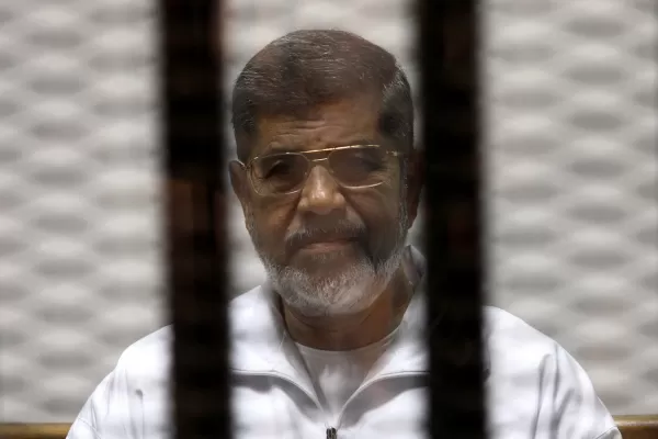 El derrocado ex presidente de Egipto murió mientras comparecía ante un tribunal