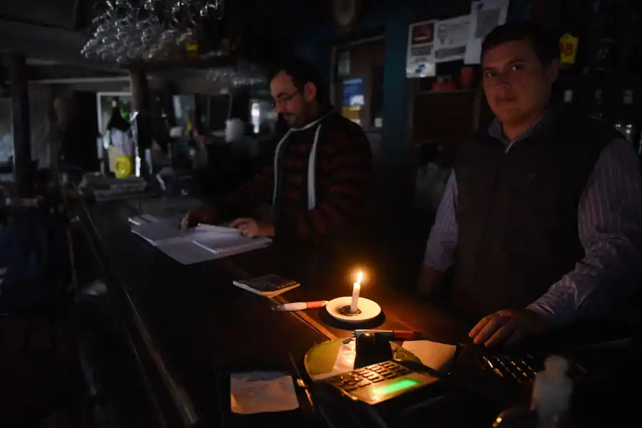 A la vieja usanza: las cuentas en los bares se hicieron a luz de vela. LAGACETA / Foto de Analía Jaramillo