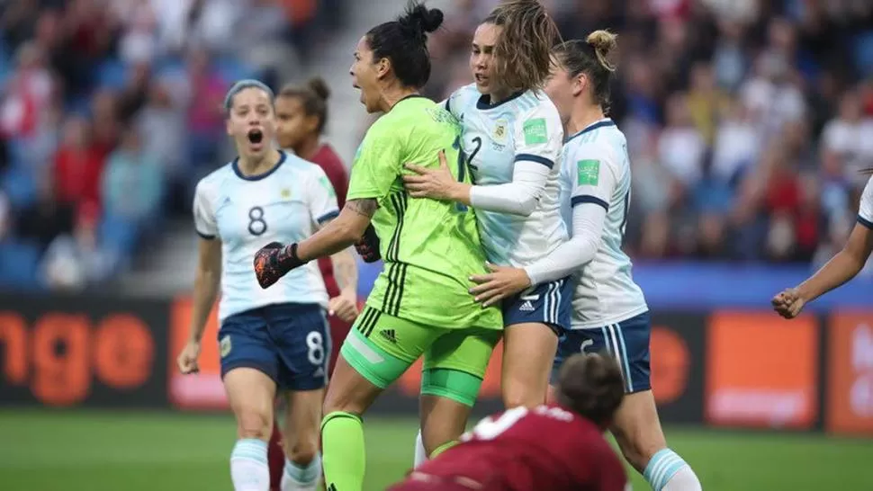 VISIBLES. Gracias al Mundial de Francia, las futbolistas ocupan un espacio inédito en las planas de los medios; sin embargo, la igualdad con los hombres está lejos. Reuters