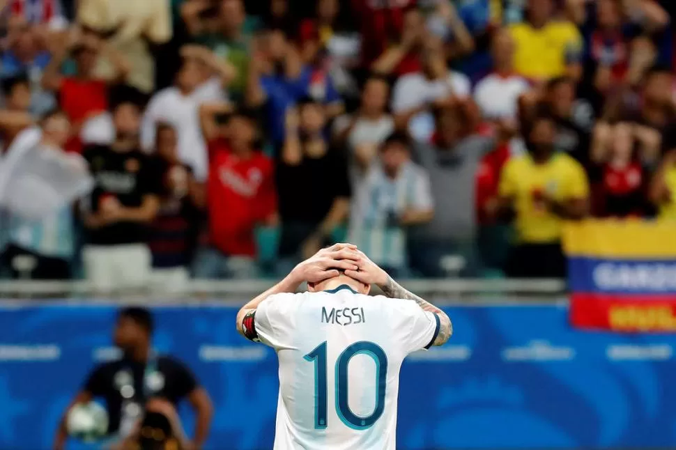 MALEFICIO. El árbitro ya pitó el final del partido; el seleccionado argentino perdió 2 a 0 ante su par de Colombia, el astro Lionel Messi se toma la cabeza. Se trata de una imagen repetida en los últimos años. telam