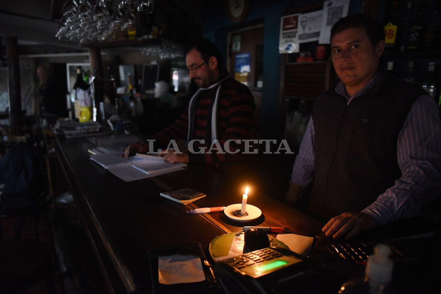 A la vieja usanza: las cuentas en los bares se hicieron a luz de vela. LAGACETA / Foto de Analía Jaramillo
