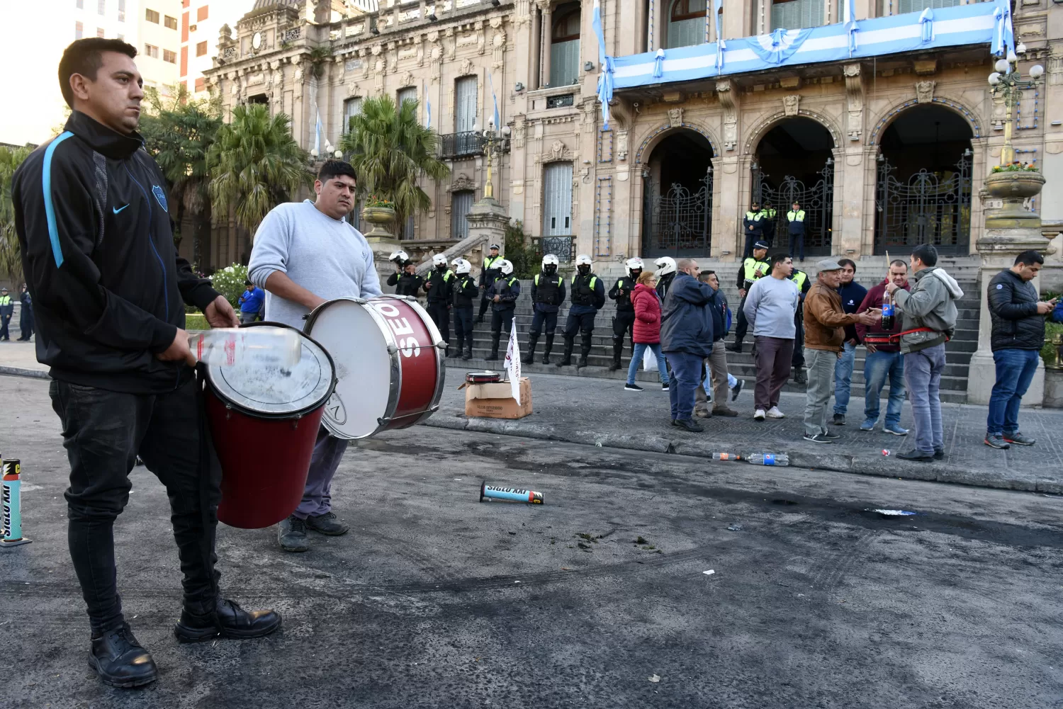 PROTESTA. Los manifestantes cortaron los accesos a plaza Independencia. LA GACETA/FOTO DE DIEGO ARÁOZ