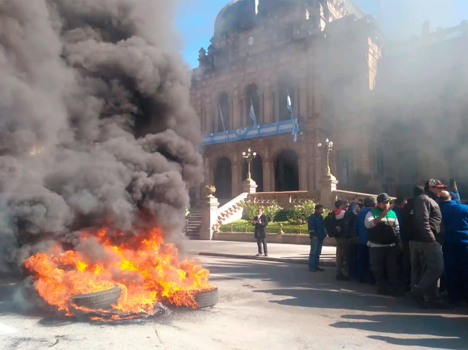 Empleados de un supermercado cortaron todos los accesos a la plaza Independencia