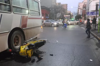 Un colectivo y una moto chocaron en Catamarca y San Martín
