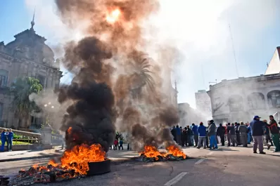 Empleados de un supermercado cortaron todos los accesos a la plaza Independencia