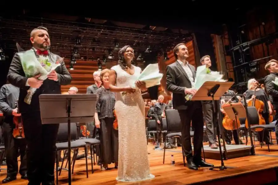 EN LONDRES. Recibe los aplausos por su Fausto de “Mefistófeles”.  Serenade Magazine