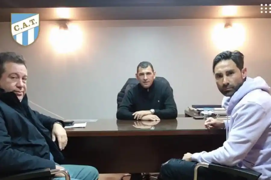 EL MOMENTO POS FIRMA. Lucchetti posa con Mario Leito, en la oficina del dirigente, luego de renovar su vínculo con el club. prensa club atlético tucumán