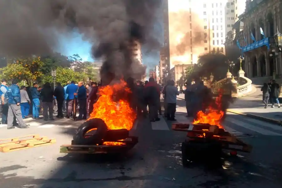Empleados de un supermercado cortaron todos los accesos a la plaza Independencia