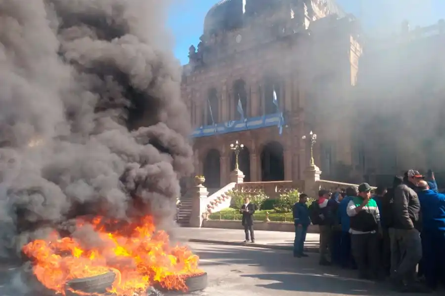 Empleados de un supermercado cortaron todos los accesos a la plaza Independencia