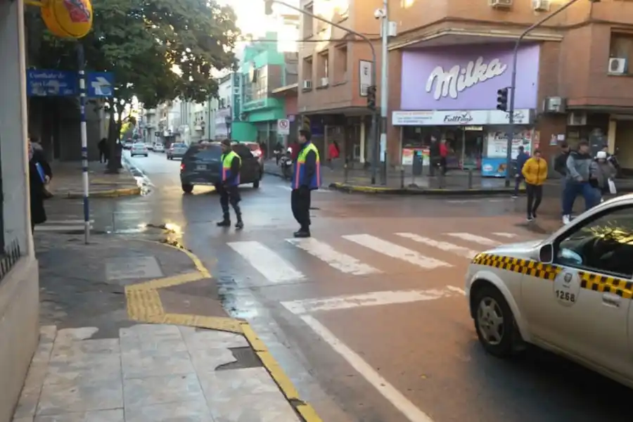 EN BARRIO SUR. El cruce de 9 de Julio y San Lorenzo es controlado por inspectores de tránsito.