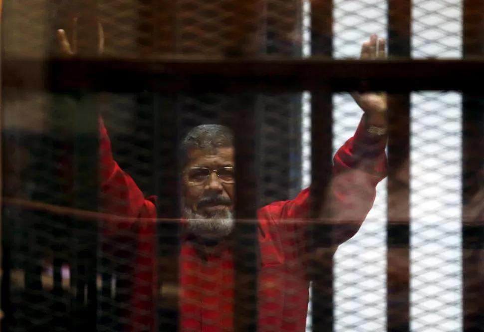 EXALTADO. Mursi discutió con el juez, antes de caer desplomado en la sala. reuters