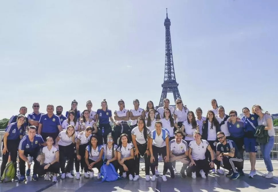FELICES. Las futbolistas y el cuerpo técnico posaron con la Torre Eiffel de fondo. prensa selección Argentina