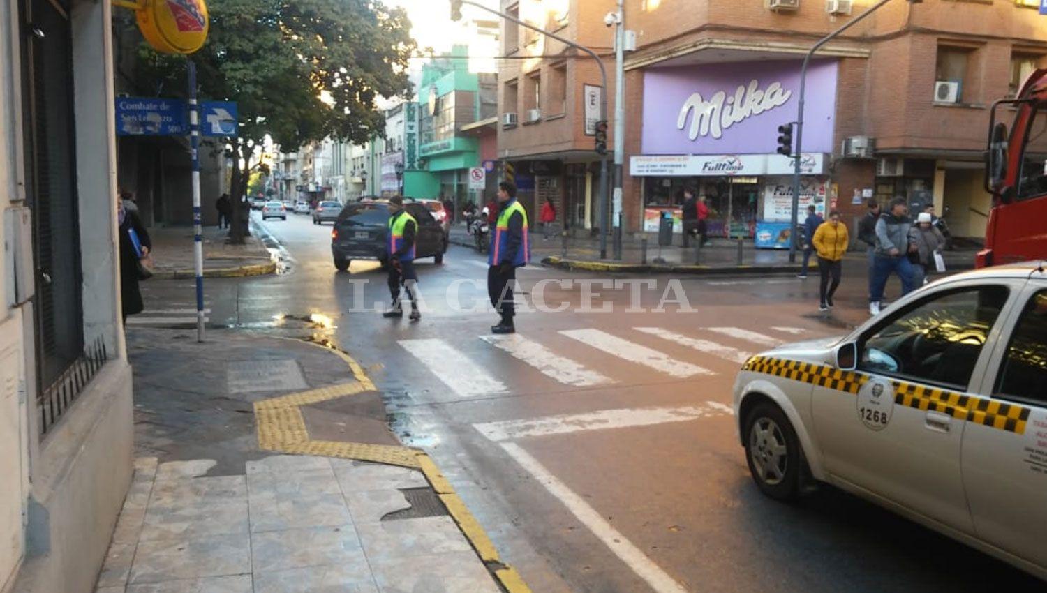 EN BARRIO SUR. El cruce de 9 de Julio y San Lorenzo es controlado por inspectores de tránsito.