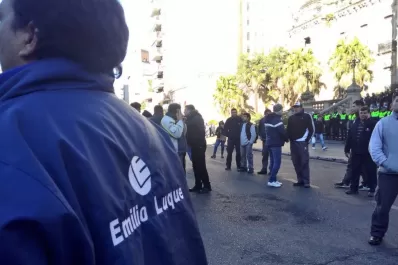 Por segundo día, empleados de Luque cortaron todos los accesos a la plaza Independencia