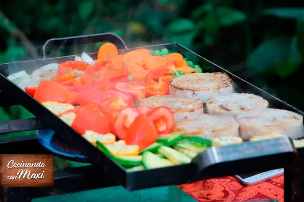 Hoy, en Cocinando con Maxi: medallones de merluza con verduras a la chapa