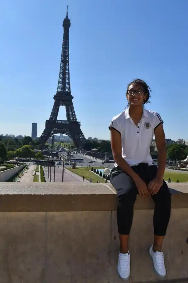 FELIZ. Solana Pereyra pudo conocer la torre Eiffel y se tomó una fotografía.  twitter @Solanapereyraa