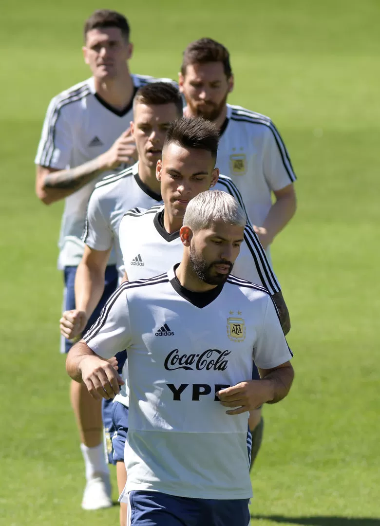 FILA INDIA. De Paul, Messi, Lo Celso, Lautaro y Agüero, durante la práctica. Reuters