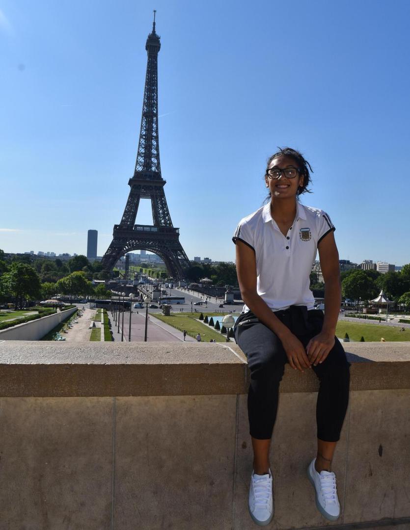 FELIZ. Solana Pereyra pudo conocer la torre Eiffel y se tomó una fotografía.  twitter @Solanapereyraa