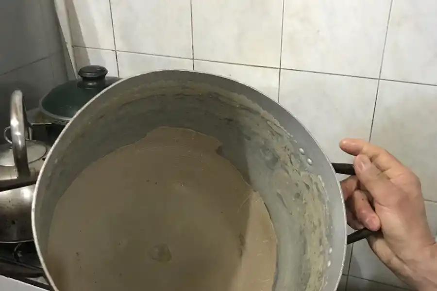 En esta olla de locro, Inés calienta agua porque no tiene agua caliente en el baño. LA GACETA / Foto de Julio Marengo