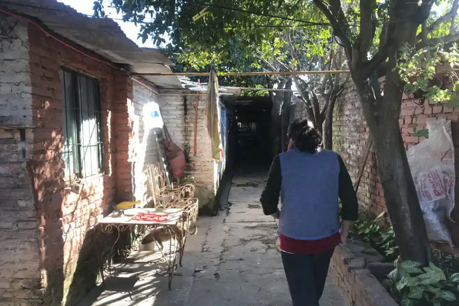 La mujer debe ingeniárselas para sacar a su marido en silla de ruedas por el largo pasillo con el contrapiso destruido. LA GACETA / Foto de Julio Marengo