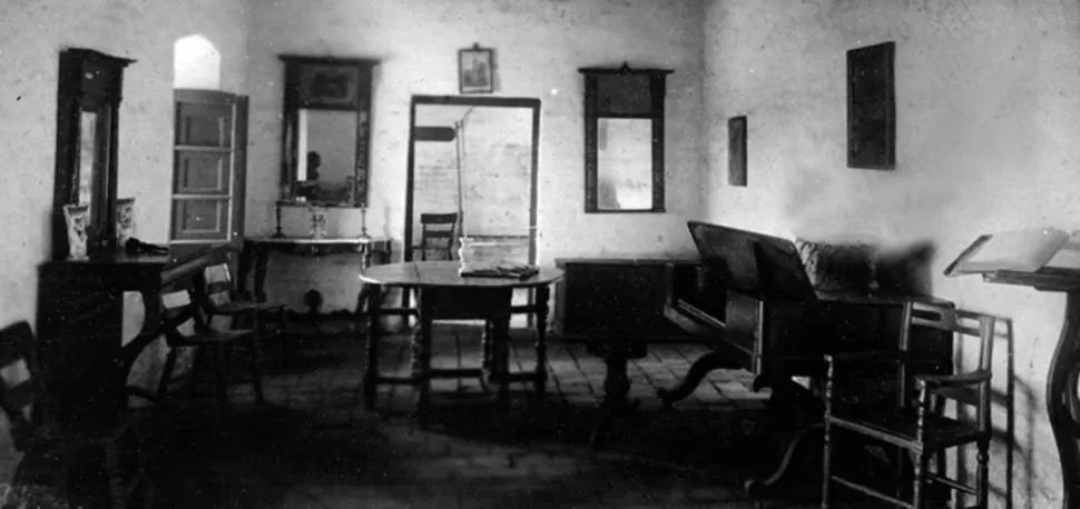 - JOSÉ EUSEBIO COLOMBRES. Habitación interior de la casa del pionero del azúcar, en una foto de los años 1930. 