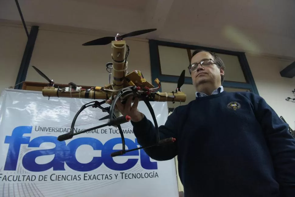 MÚLTIPLES UTILIDADES. Los drones -dice Gustavo Juárez- se usan en el campo y en eventos sociales. la gaceta / fotos de franco vera  