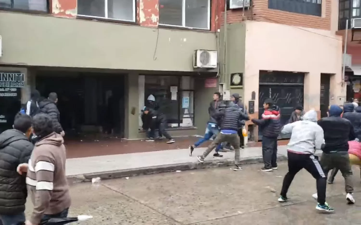 VIOLENCIA. El enfrentamiento se produjo en las puertas de las oficinas de Uatre delegación Concepción.