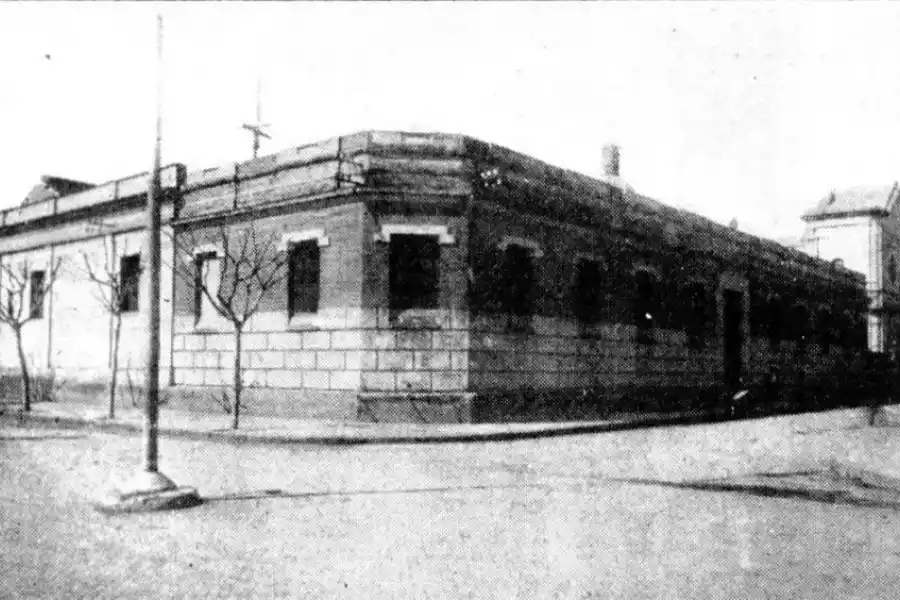 IMAGEN DE 1920. Es la fotografía más antigua de la fachada del Buen Pastor que tiene nuestro diario; se nota la capilla del Señor de la Paciencia. 