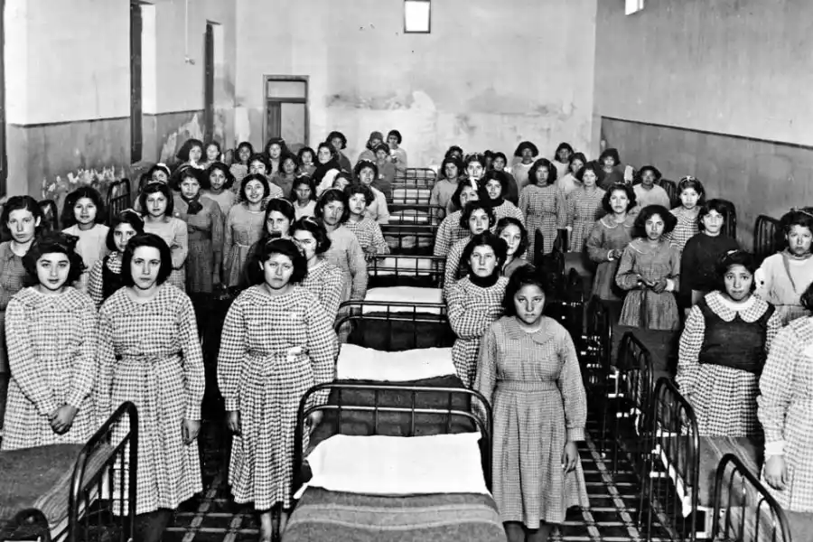 LAS INTERNAS. En la foto superior, las jóvenes fueron fotografiadas en una de las habitaciones. Abajo, algunas con sus bebés, posan en el patio.