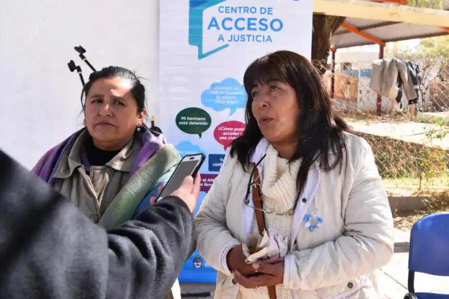 INQUIETUD. Guadalupe Caro y Azucena Díaz describen necesidades vecinales. 