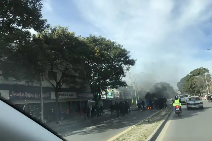 EN AVENIDA JUAN B JUSTO. Empleados protestaron, pese al feriado. 