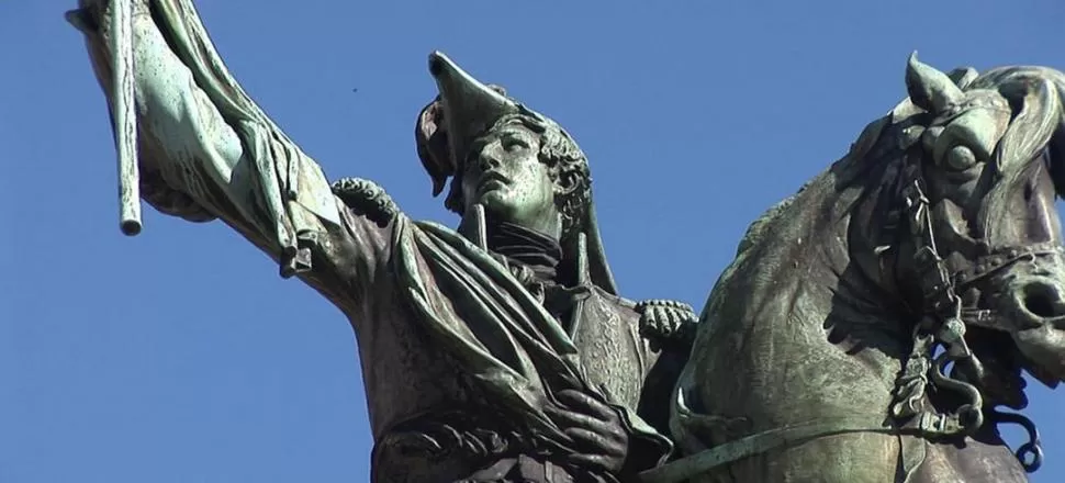MANUEL BELGRANO. Detalle de su estatua ecuestre, inaugurada en 1873 en la Plaza de Mayo 