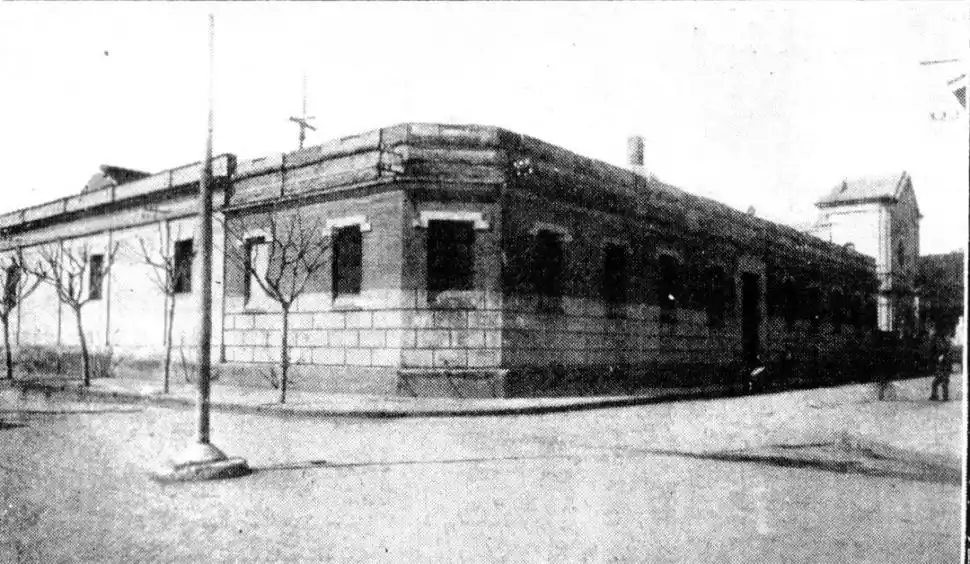 IMAGEN DE 1920. Es la fotografía más antigua de la fachada del Buen Pastor que tiene nuestro diario; se nota la capilla del Señor de la Paciencia. 