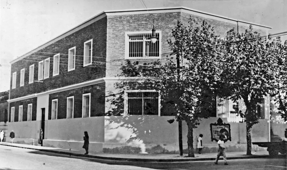 LA FACHADA EN 1945. El edificio del Buen Pastor, con visibles modificaciones en su parte exterior, acompañado por frondosos árboles. la gaceta / archivo 