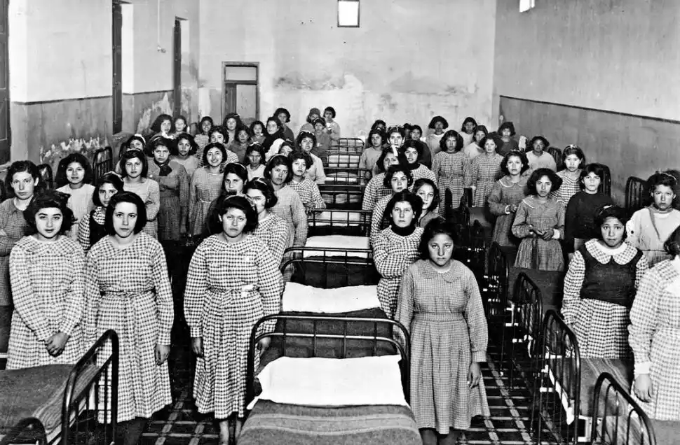 LAS INTERNAS. En la foto superior, las jóvenes fueron fotografiadas en una de las habitaciones. Abajo, algunas con sus bebés, posan en el patio.