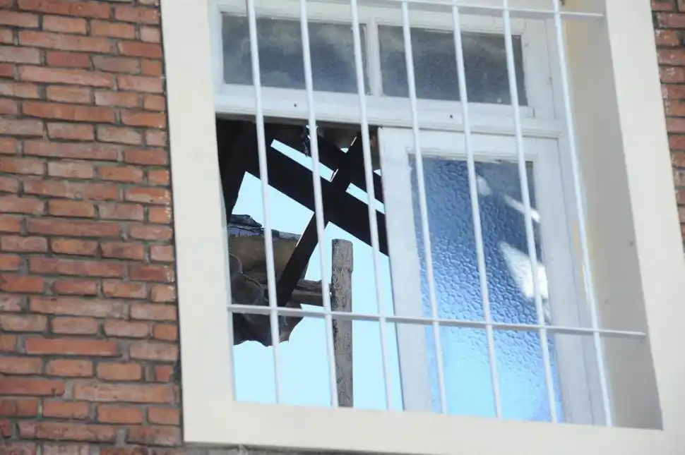 MAL ESTADO. Desde una ventana se ve el techo destruido. 