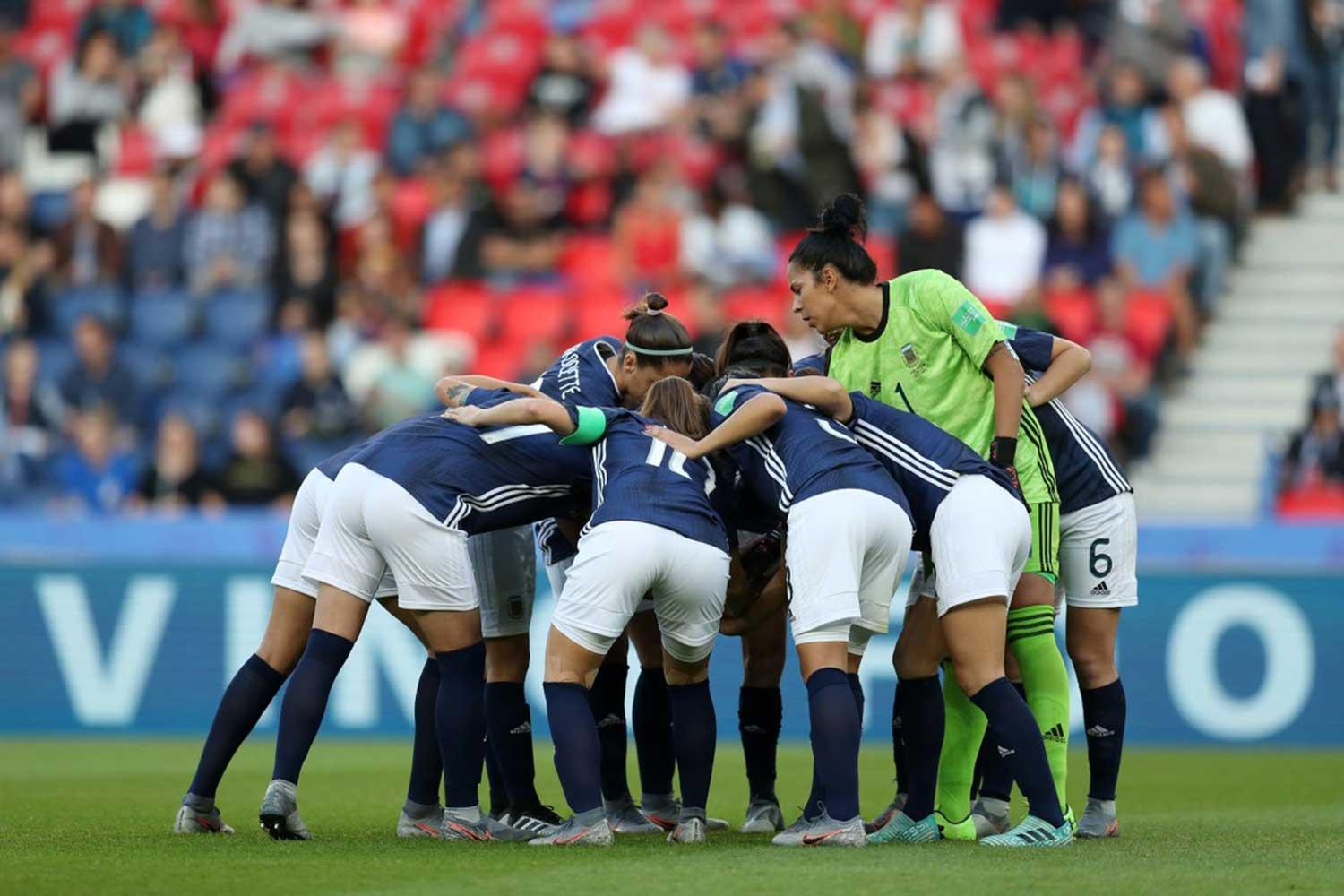 EL ESFUERZO ES DOBLE. Las mujeres de la Selección Argentina aún no pueden vivir del fútbol.