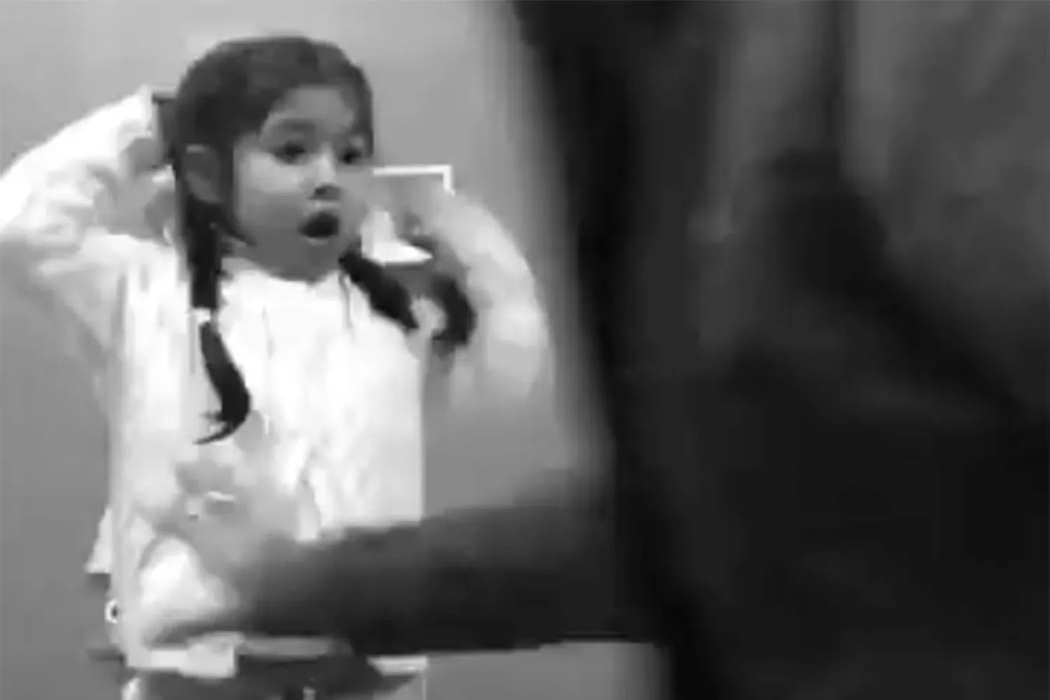 ASUSTADA. La pequeña protagonista del video fue sorprendida por una pelea de perros.