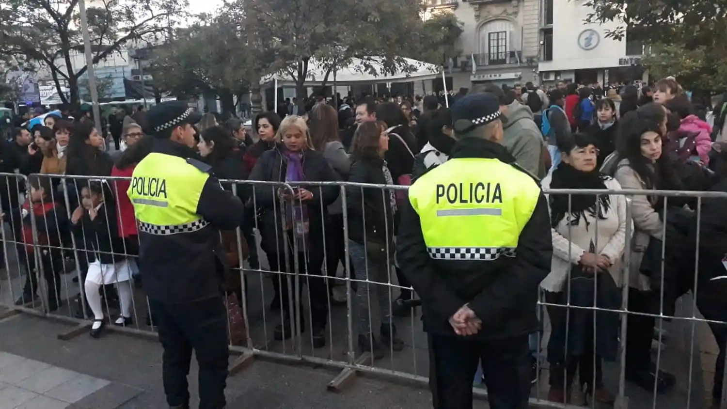 CORTES DE TRÁNSITO. La plaza Independencia está vallada. 