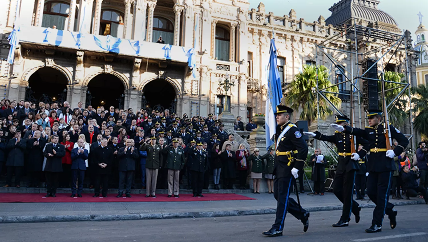 Escolares y cadetes de la Policía juraron lealtad a la Bandera