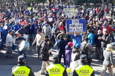 Empleados de Luque copan la plaza Independencia para reclamar por su fuente laboral