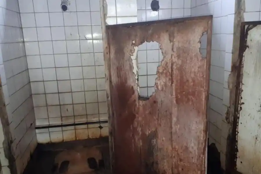 DEPLORABLE. Las letrinas son utilizadas por más de 300 detenidos.