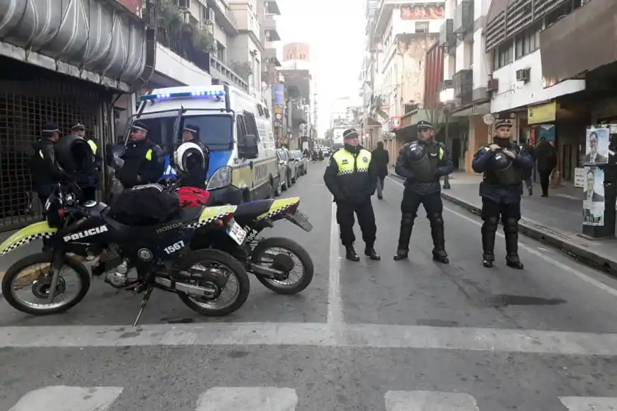 CORTES DE TRÁNSITO. La plaza Independencia está vallada. 