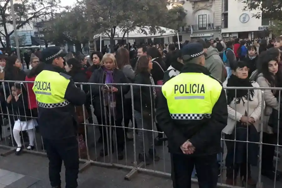 CORTES DE TRÁNSITO. La plaza Independencia está vallada. 