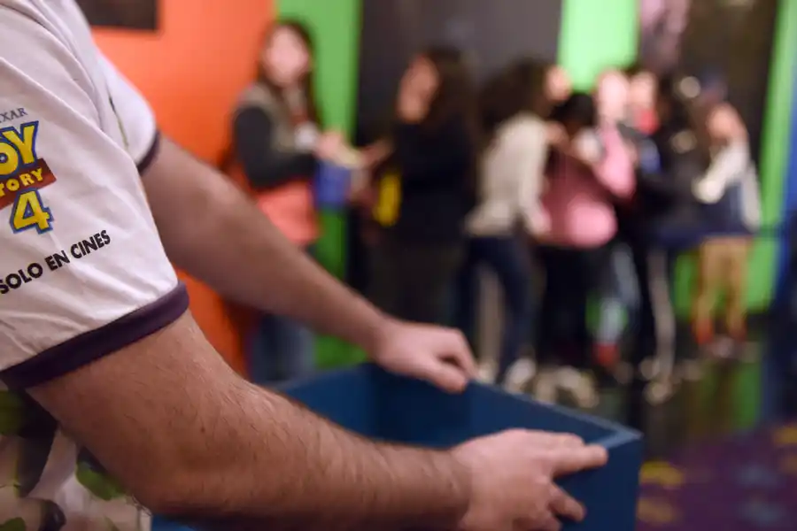 DE LOS DOS LADOS DE LA TAQUILLA. Los “fans” llevaron disfraces y hasta muñecos; y el personal del cine también se vistió para la ocasión. LA GACETA/FOTO DE DIEGO ARÁOZ