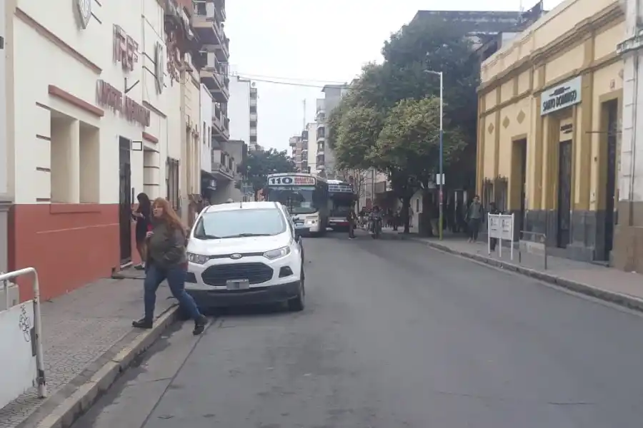 Libre estacionamiento en la semipeatonal de 25 de Mayo