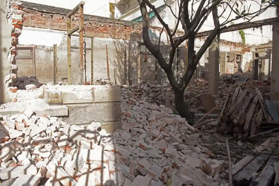 -RUINAS. En la misma esquina, la otra propiedad ya está siendo demolida. -