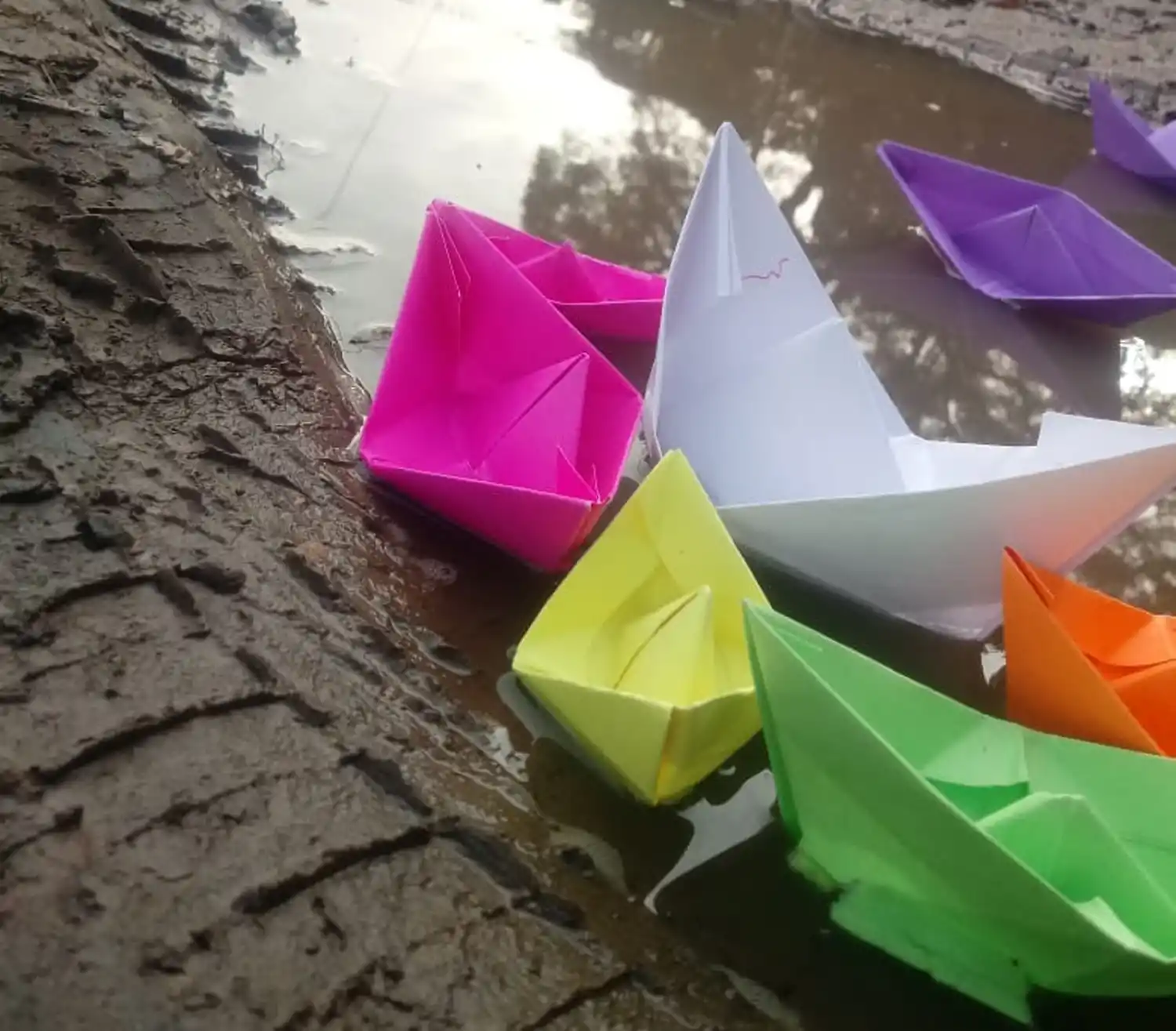 Alumnos de la escuela Muñecas denunciaron pérdidas cloacales con barquitos de papel