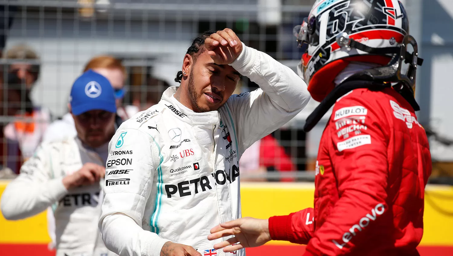 Charles Leclerc felicita a Hamilton por la pole conseguida. (REUTERS)